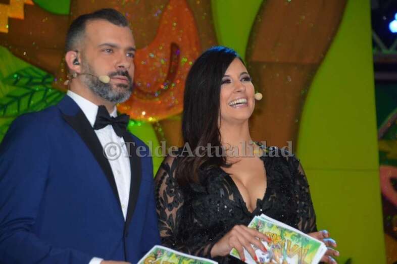 Dani Calero, en la Gala Drag 2018 del Carnaval de Telde junto a Wendy Fuentes (Foto TA)